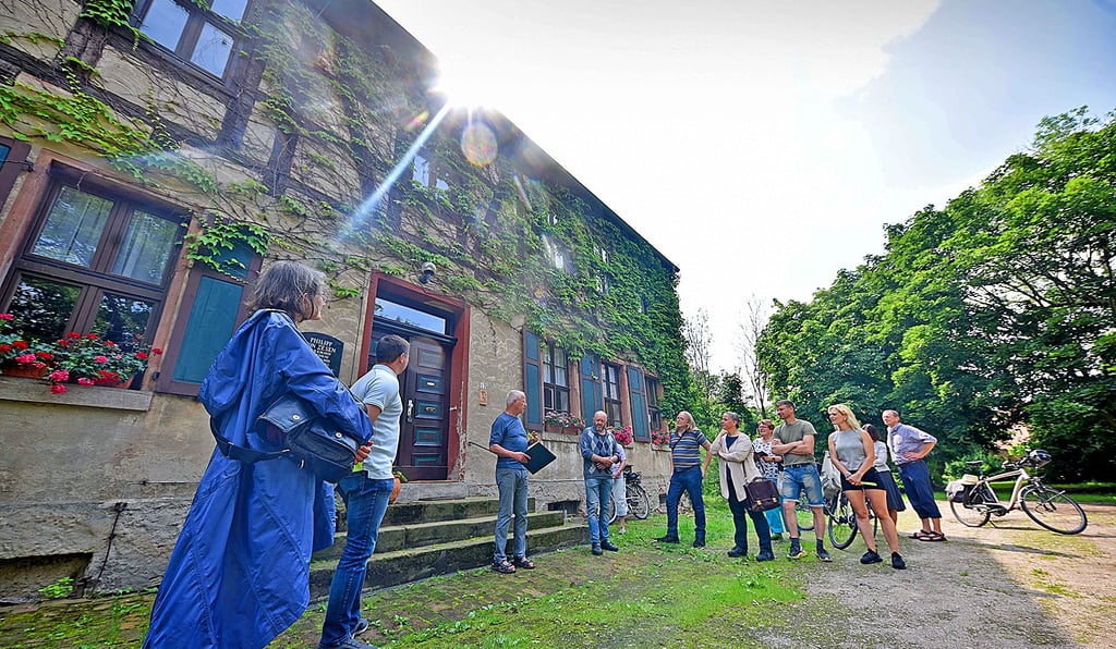 Halt am früheren Pfarrhaus in Priorau: Hier stand einst Zesens Geburtshaus, erzählt Dieter Maess (3.v.l.).