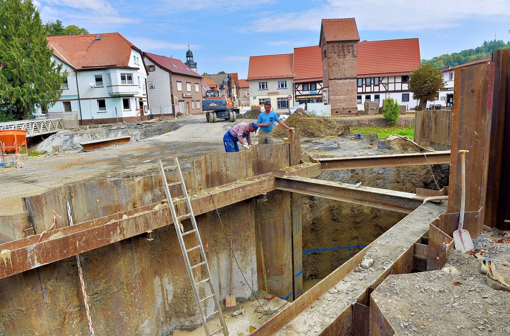 Eine Spezialfirma aus dem Kabelsketal ist mit den Arbeiten am Mühlgraben an der neu entstehenden Wipperbrücke im Zentrum von Wippra beschäftigt.
