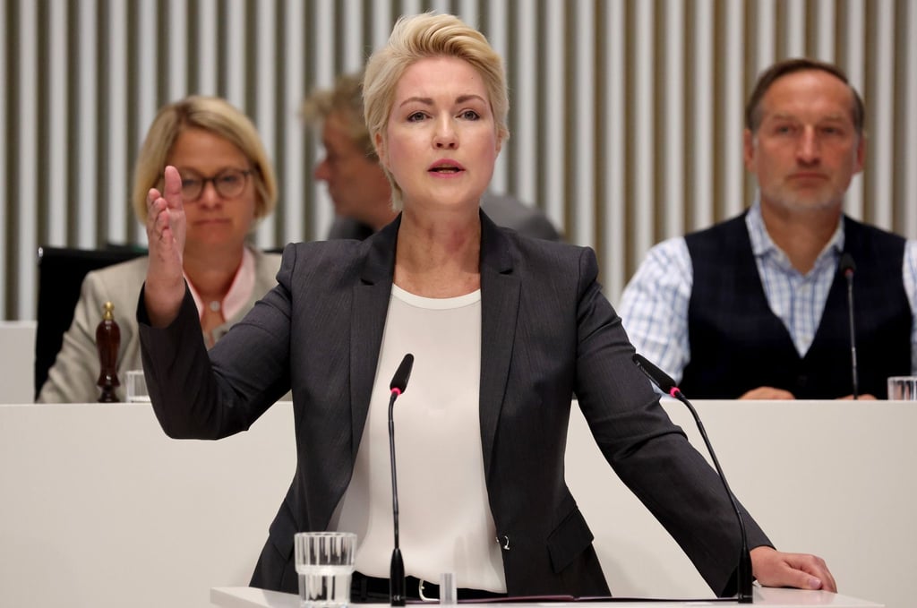 Mecklenburg-Vorpommerns Ministerpräsidentin Manuela Schwesig (SPD) spricht bei einer Landtagssitzung.