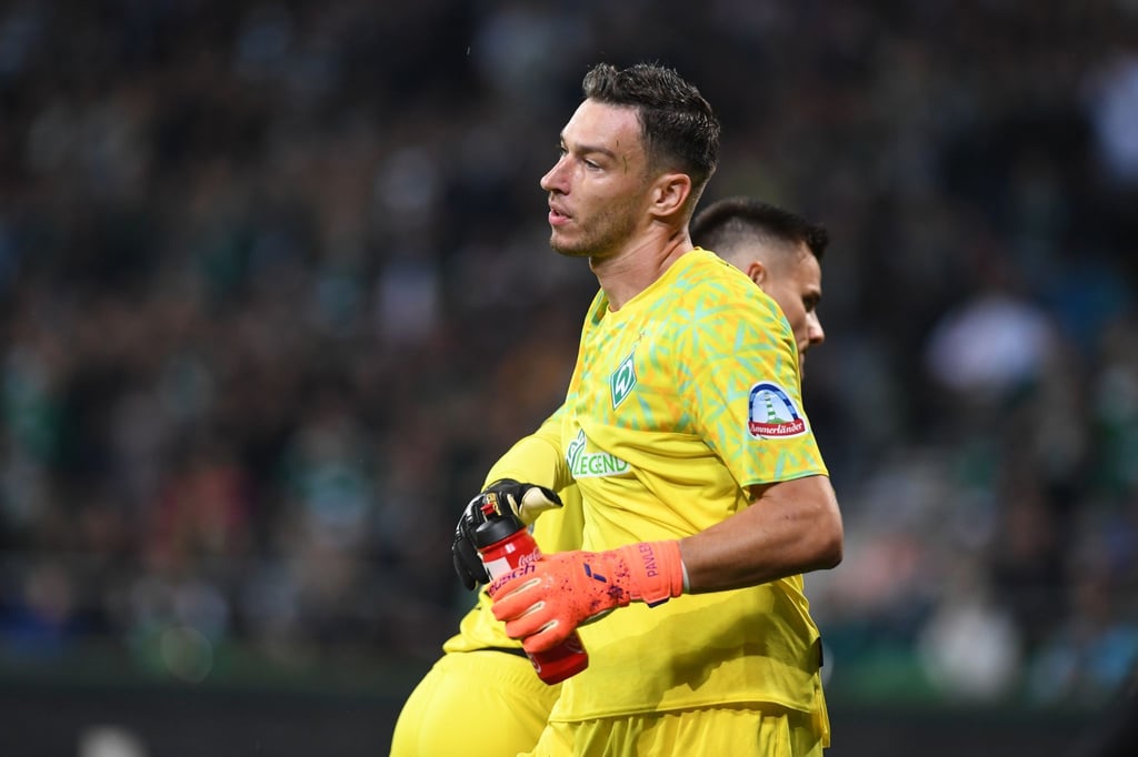 Werders zweiter Torwart Michael Zetterer (r) kommt für den verletzten Jiri Pavlenka.