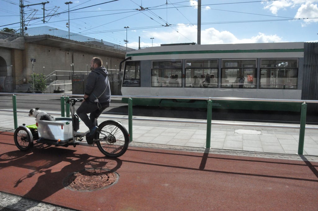 Neuer Radweg am Magdeburger Hauptbahnhof.
