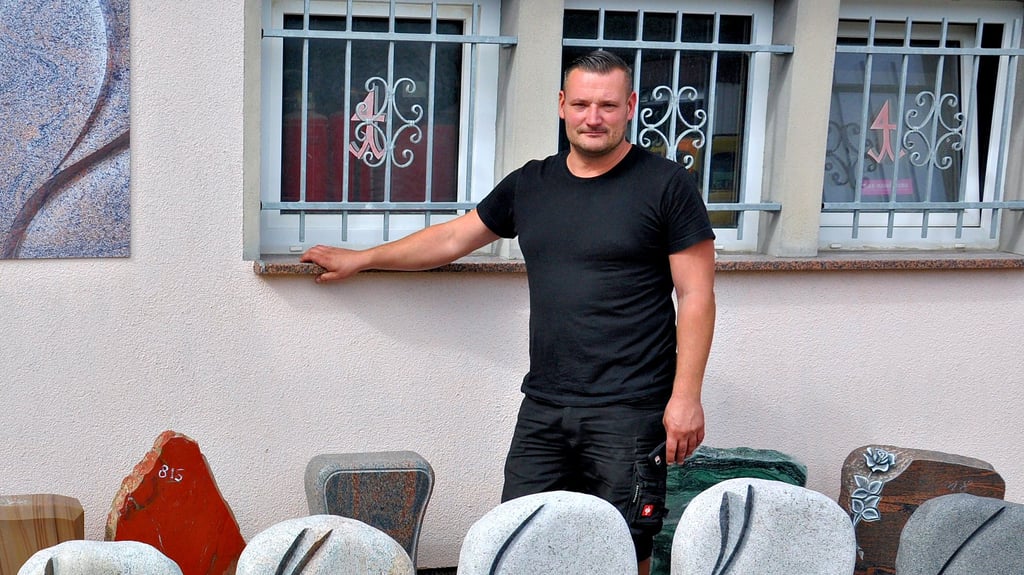 Neben der Ware aus dem Katalog, die jeder Steinmetz im Angebot hat, stehen bei Eik Jaworsky aus Havelberg auf dem Hof auch individuelle Grabmale aus Naturstein, aus denen Kunden wählen können.