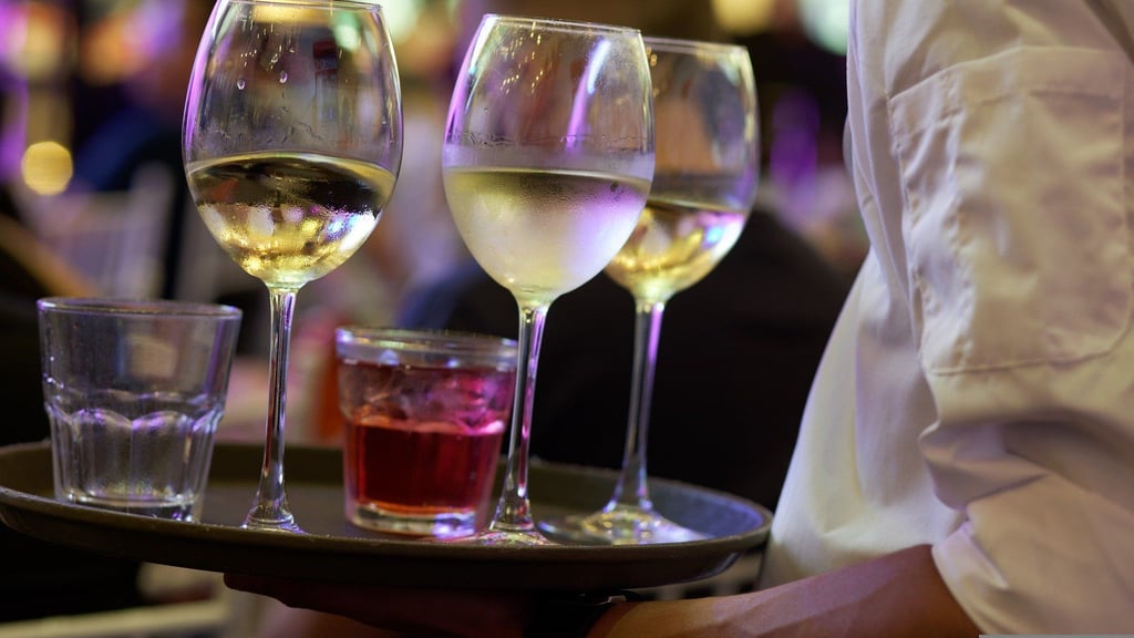 Angestellte in Hotels und Gaststätten in Sachsen-Ahalt erhalten ab 1. Oktober bis zu 22 Prozent mehr Gehalt. Symbolbild: