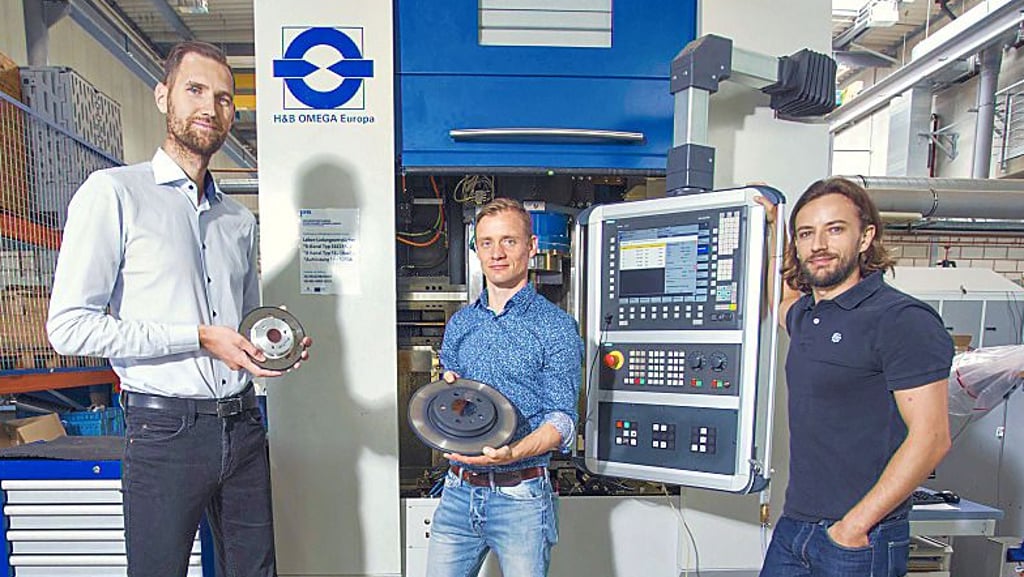 Marian Winkler, Frank Trommer und Matthias Neise (von links) arbeiten gemeinsam an dem Forschungsprojekt „HyLight“ Hochschule Magdeburg-Stendal um Autos leichter machen zu können.