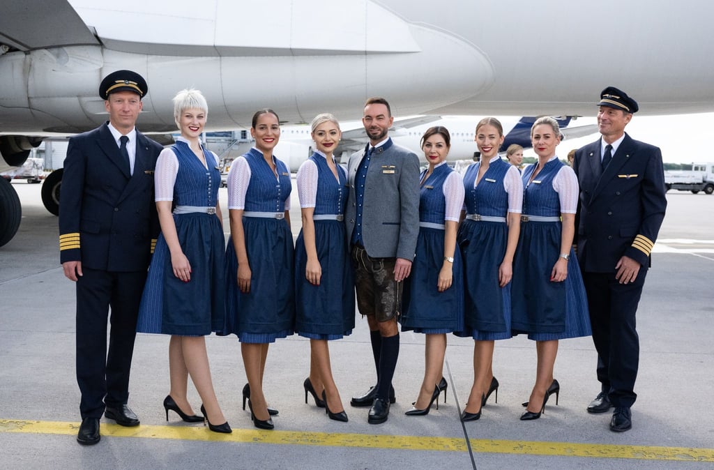 Flugpersonal der Lufthansa präsentiert sich zum Start der Lufthansa-Trachtencrew in einer Tracht.