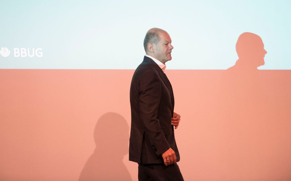 Olaf Scholz geht zu einem Rednerpult.
