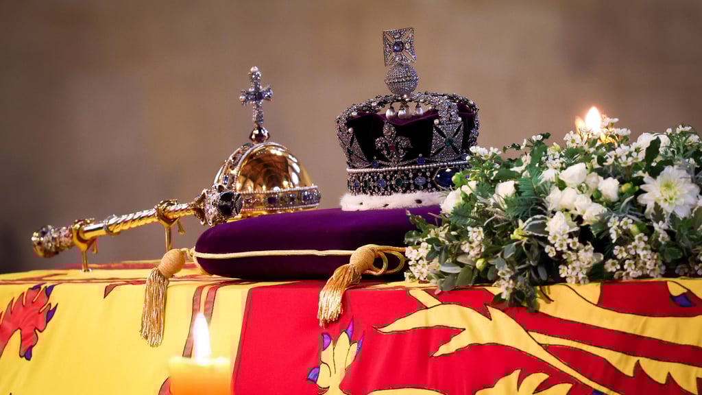 Königin Elizabeth II. ist tot.&nbsp;Der Sarg, der in die königliche Standarte gehüllt ist und auf dem die Imperial State Crown thront, ist in der Westminster Hall aufgebahrt.&nbsp; &nbsp;