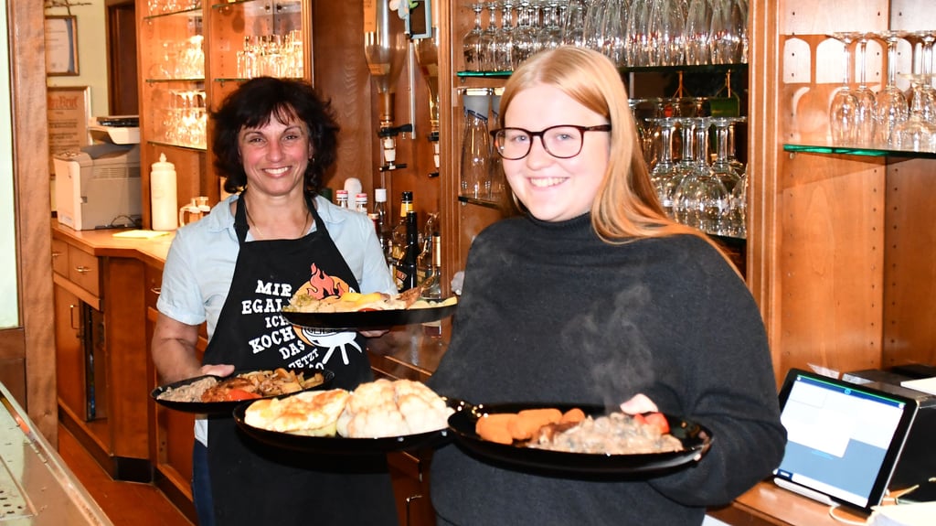 Wirtin Annette Hoffmann (links) und ihre Aushilfe Luise Grahn (rechts) als Powerfrauen-Duo im Lokal "Zum Altmärker" in Magdeburg.