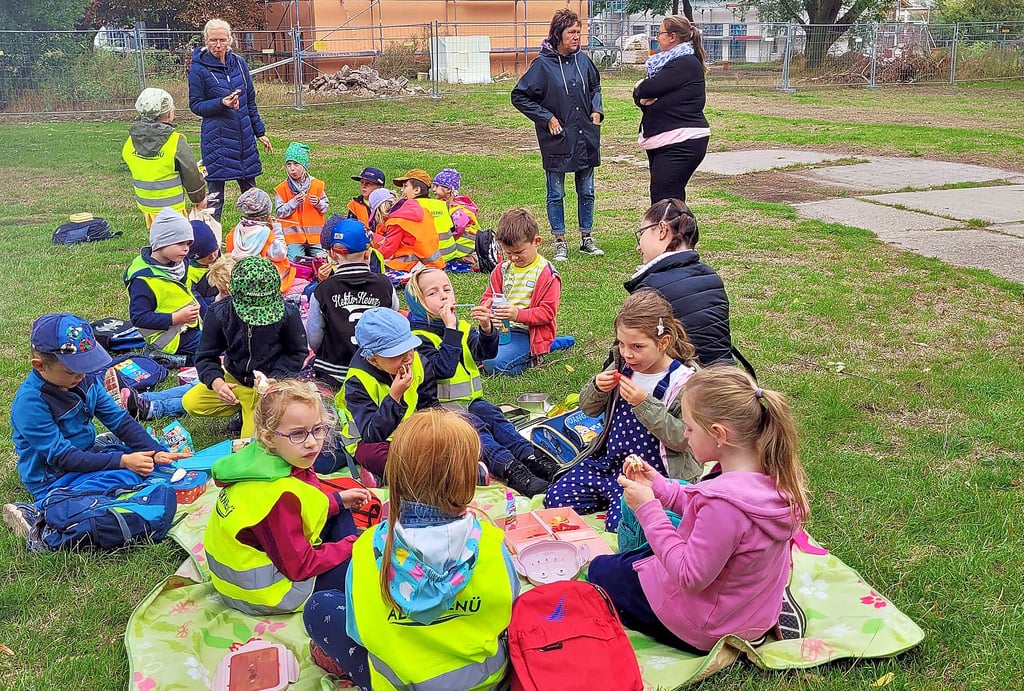 Rund 20 Mädchen und Jungen der Kitas Groß Ammensleben, Klein Amensleben und Gutenswegen haben mit ihren Erzieherinnen einen Ausflug mit Picknick an ihre künftige Heimstatt auf der Domäne gemacht.