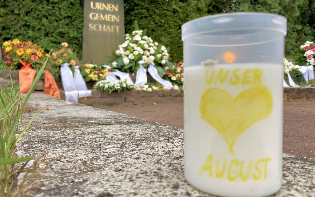Das Gedenken an Verstorbene kann mit Kerzen und Blumen zum Ausdruck gebracht werden. Auf dem Ostfriedhof in Burg sind Bestattungen unter anderem in einer Urnengemeinschaft möglich.