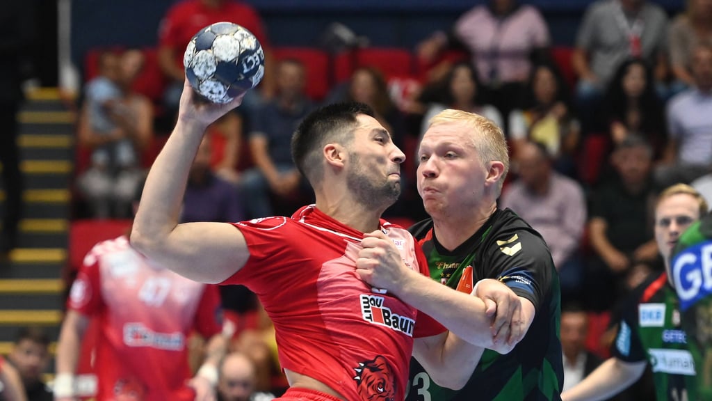 SCM-Handballer Magnus Saugstrup (r.) hat seinen Gegenspieler hier im Griff.
