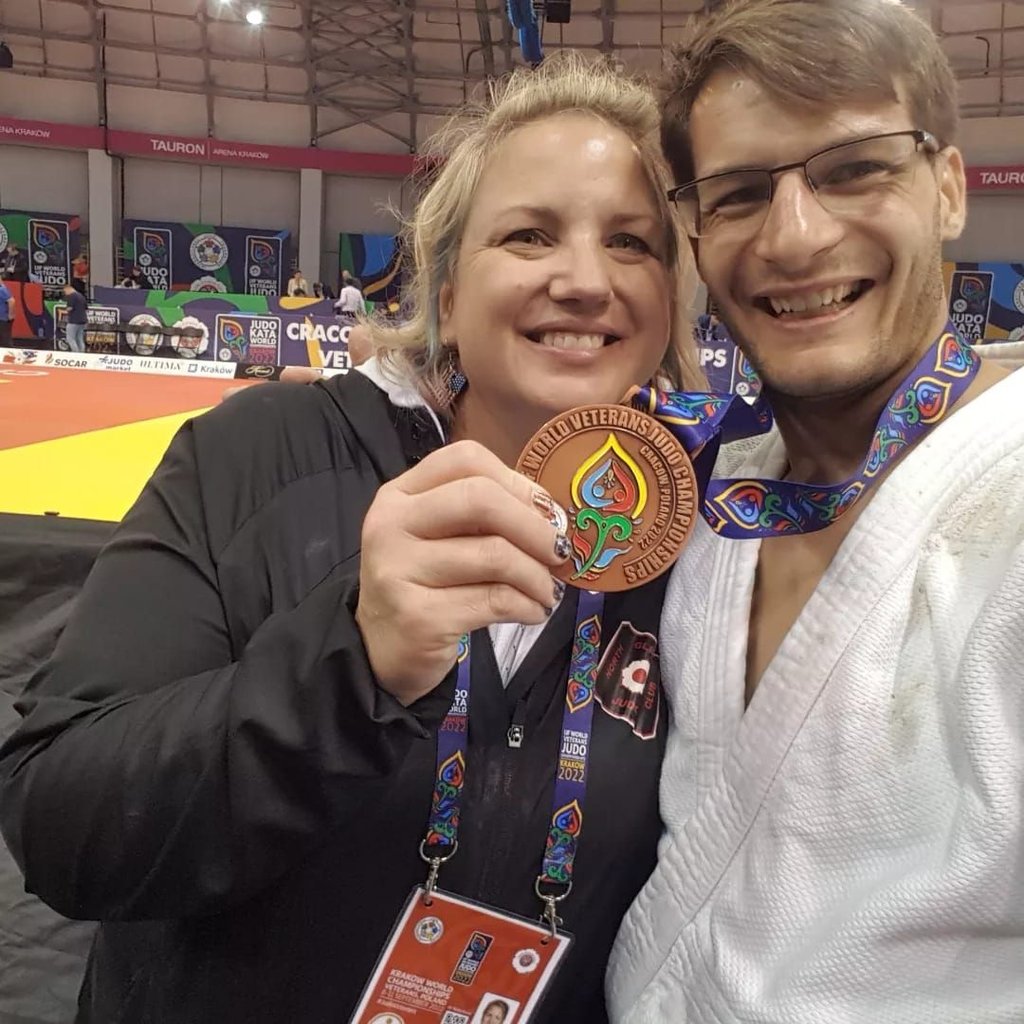 Jakob Schiek (SG Friesen Naumburg) mit seiner US-amerikanischen Betreuerin Tracy Crawford bei der Veteranen-WM in Krakau.