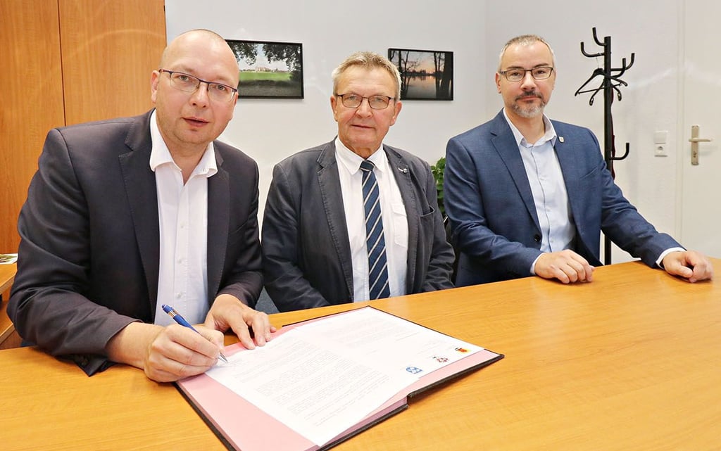 Die Bürgermeister von Annaburg, Stefan Schmidt (rechts), von Liebenwerda, Herold Quick, und Beilrode, René Vetter (links), unterschreiben am Freitag die Briefe an die drei Innenministerien.