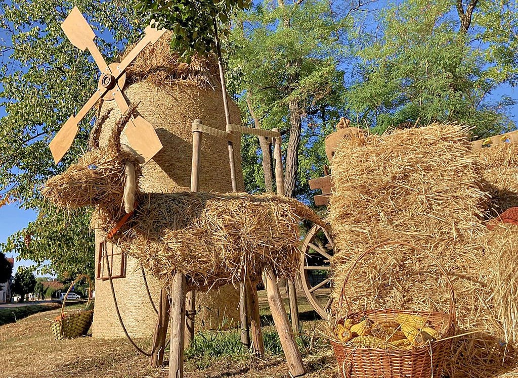 Die Strohlandschaft nahe der Niegripper Kreuzküche fungiert als Botschafter für das Erntedankfest, das nun am Wochenende zu einem Besuch einlädt.
