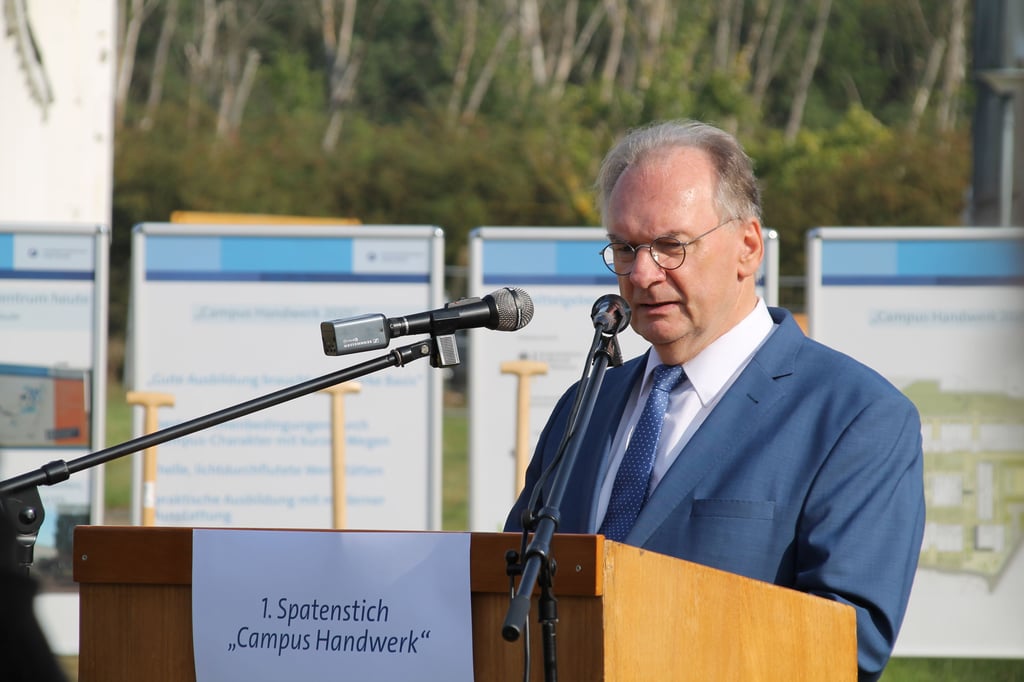 Ministerpräsident Reiner Haseloff beim Vor-Ort-Termin in Halle-Osendorf