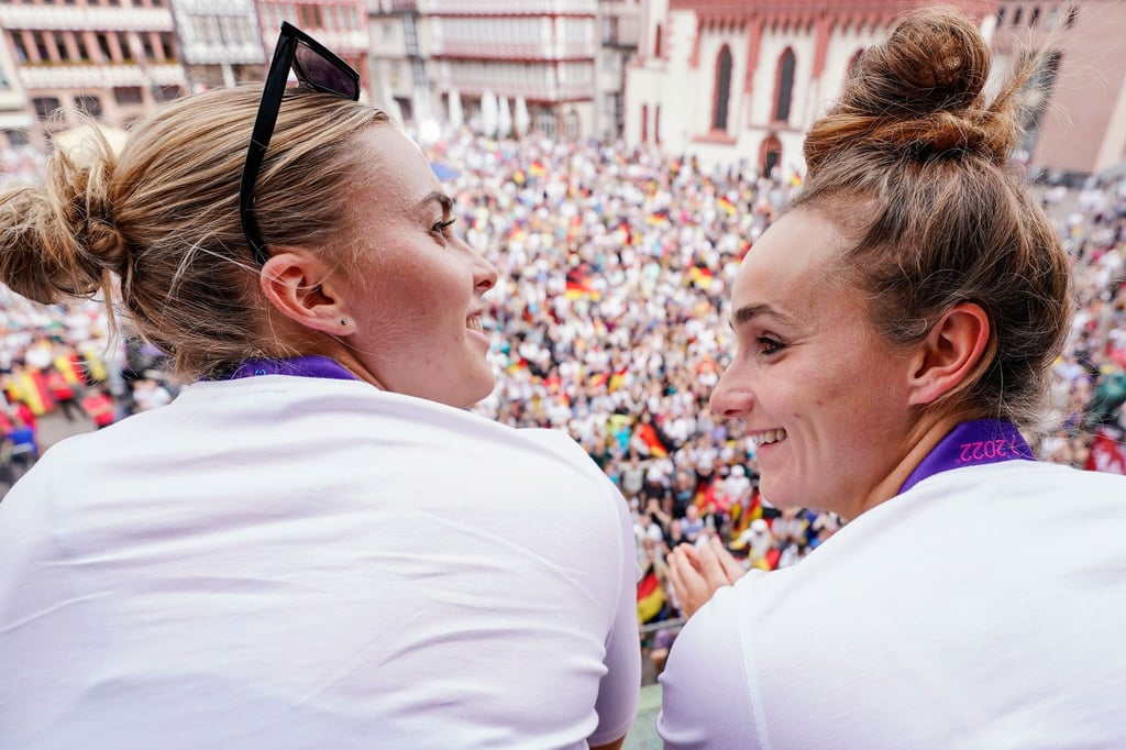 Die Spielerinnen Laura Freigang (l) und Lina Magull lassen sich auf dem Balkon des Römer von den Fans feiern.