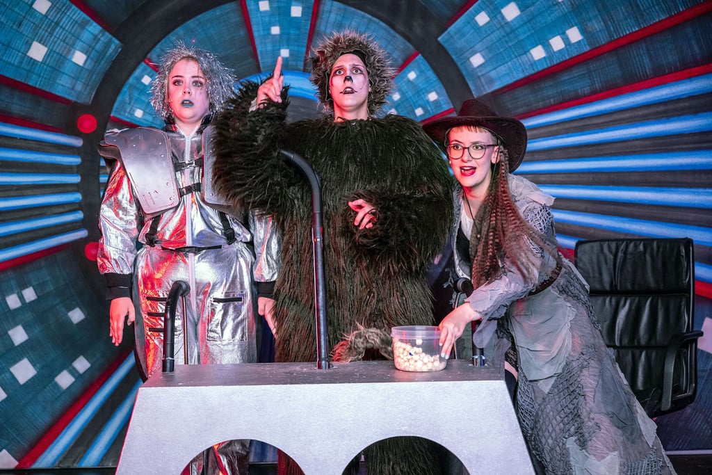 Das Jugendmusical „Mayday oder Das eine Leben“ wird im ehemaligen Uppstall-Kaufhaus in Stendal aufgeführt. Das Publikum wird mitgenommen auf ein Kreuzfahrtschiff und mitten hinein in eine Extremsituation für das Showensemble.