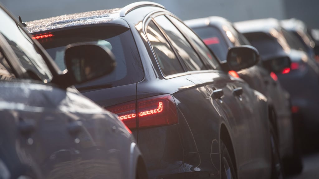 Autos stehen im Stau.