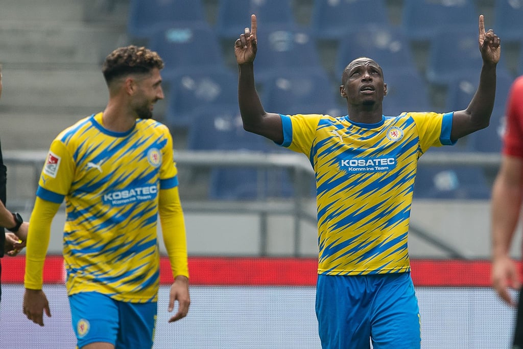 Braunschweigs Anthony Ujah (r) jubelt mit Braunschweigs Fabio Kaufmann nach seinem Tor zum 0:1.