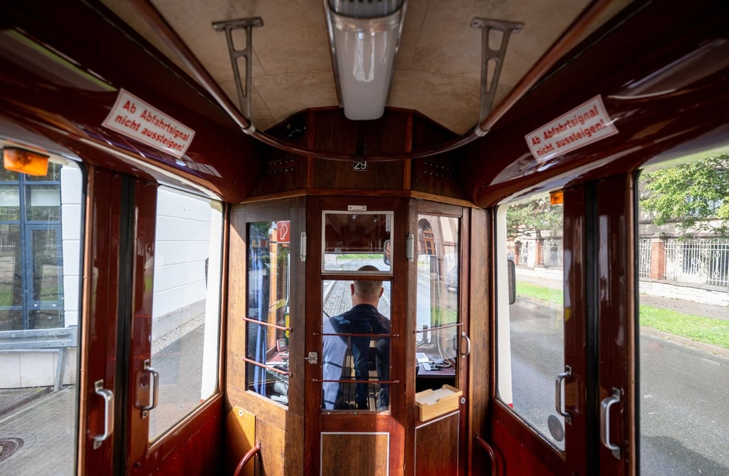 Straßenbahnfahrer Andreas Kneist steuert einen Triebwagen vom Typ Lowa ET50, Baujahr 1955, durch die Stadt.