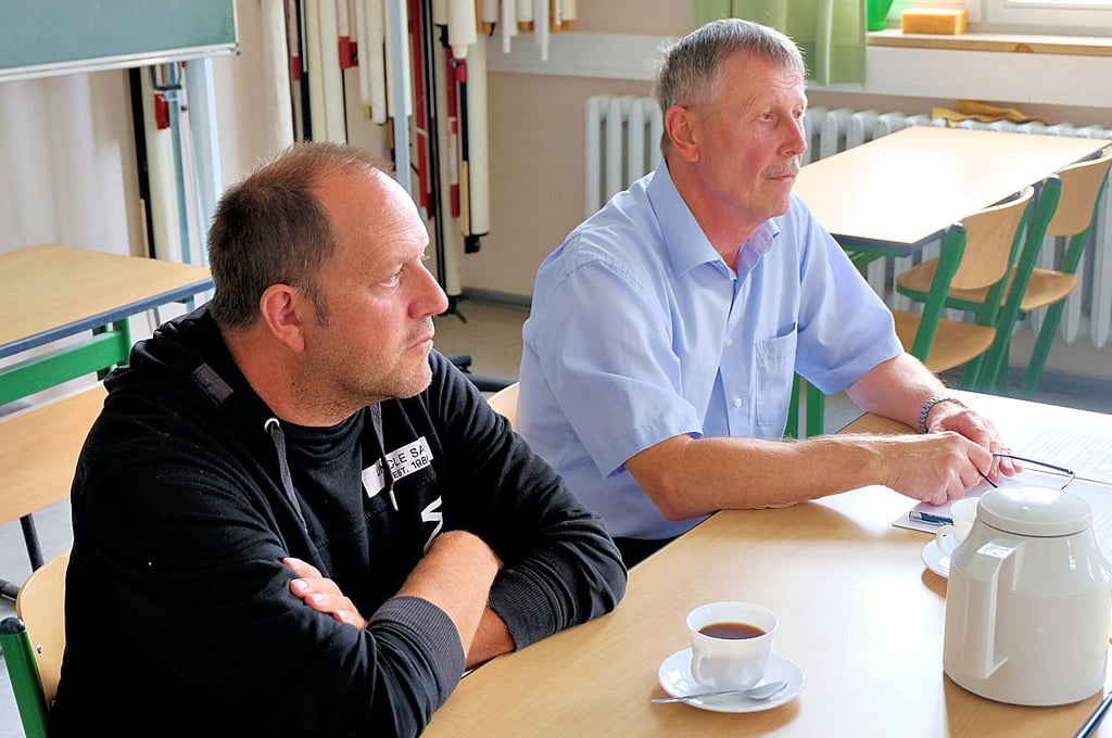 Direktor Matthias Weiß (rechts) und der Vorsitzende des Schulfördervereins, André Mietzsch, hören dem Bundestagsabgeordneten gespannt zu.