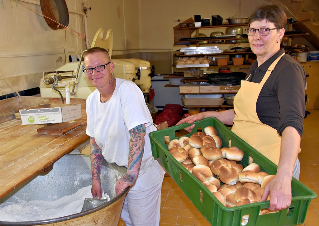 Marion Lange (rechts), die mit ihrem Mann Jörg Lange eine Bäckerei in Haldensleben führt, spürt die gestiegenen Preise und die sinkende Kaufkraft der Kunden. Bäckerin Sandra Schneider wiegt gerade Mehl ab, dessen Kosten sich zuletzt verdoppelt haben.