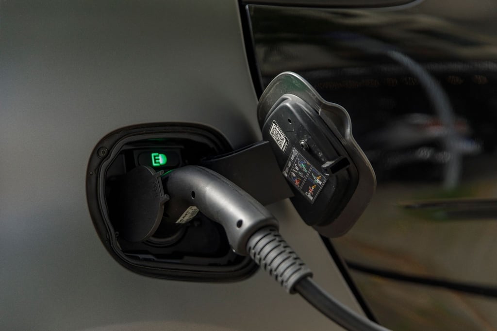 Ein Elektroauto steht an einer Ladestation.