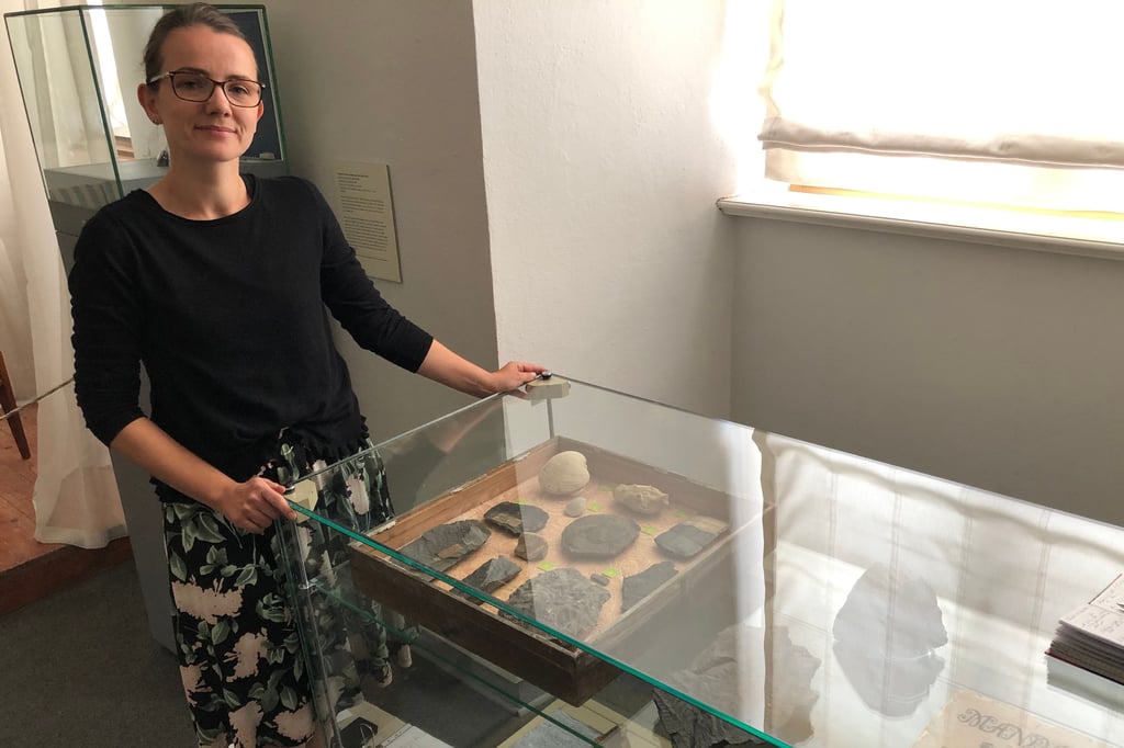 Museumsleiterin Bianca Bernstein an einer Vitrine im Kabinett des Novalis