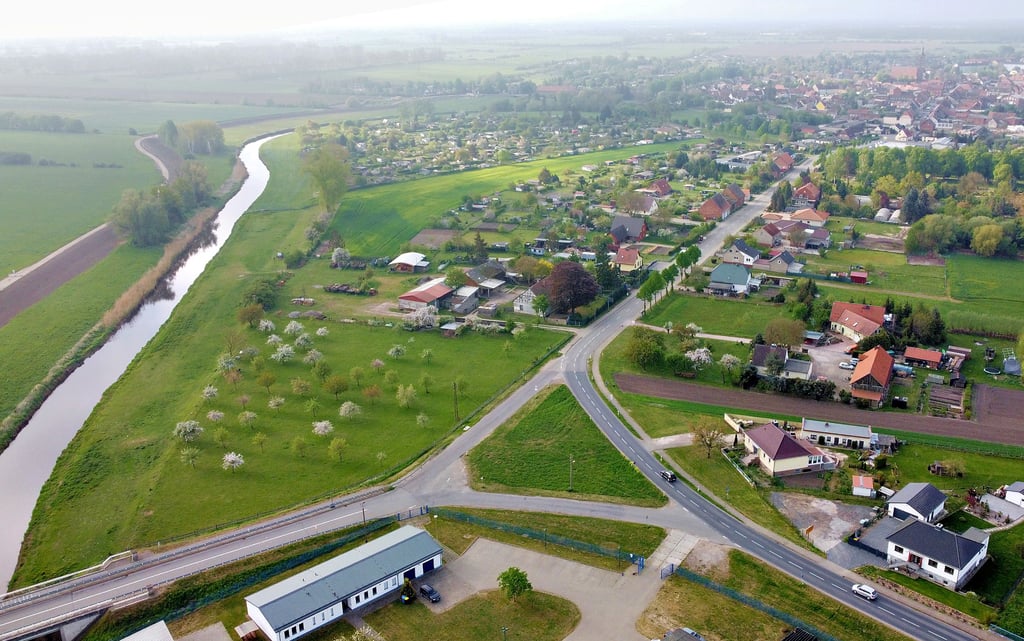 Ein Kreisverkehr soll das Straßendreieck an der Seehäuser Zollbrücke bis ins kommende Jahr ersetzt haben. Die Schnittstelle zwischen L 2 und künftiger L 38 ist schon viele Jahre in Planung. Baustart soll noch im Herbst sein.