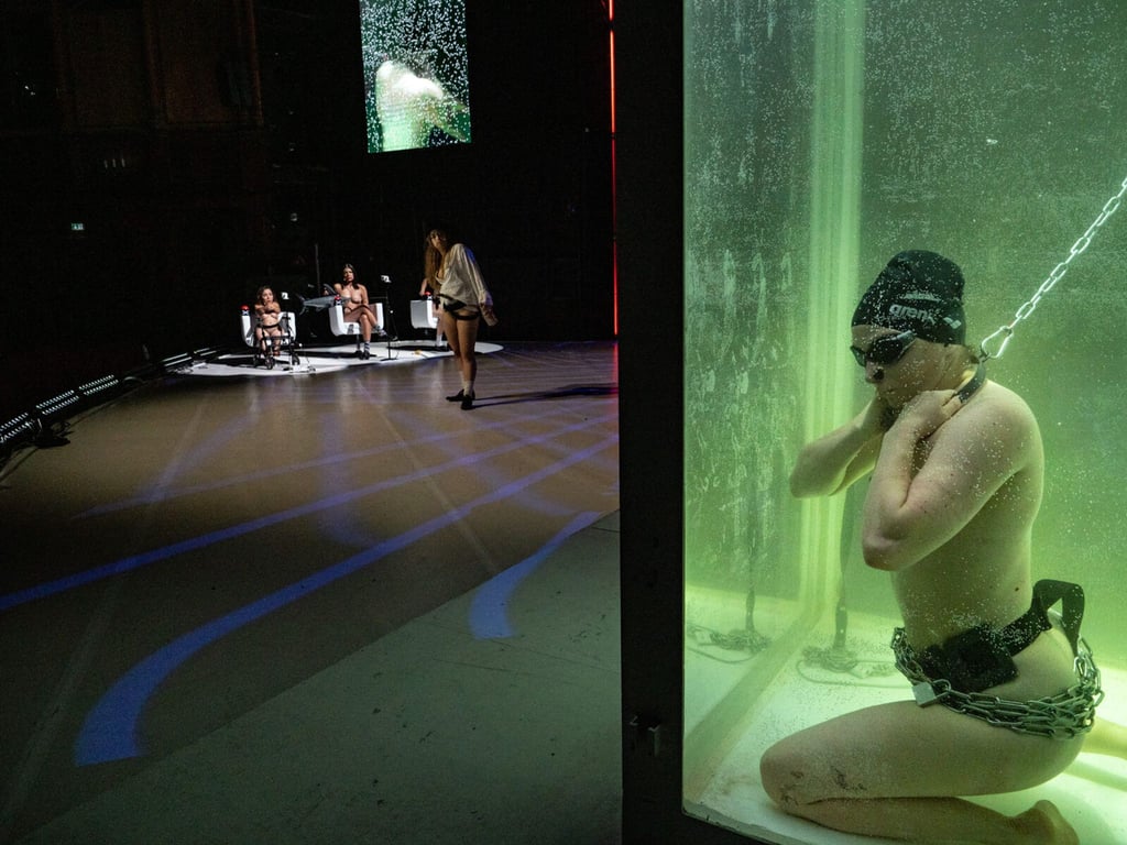 Eine Frau sitzt in der Inszenierung „Ophelia's Got Talent“ in einem Wasserbehälter.