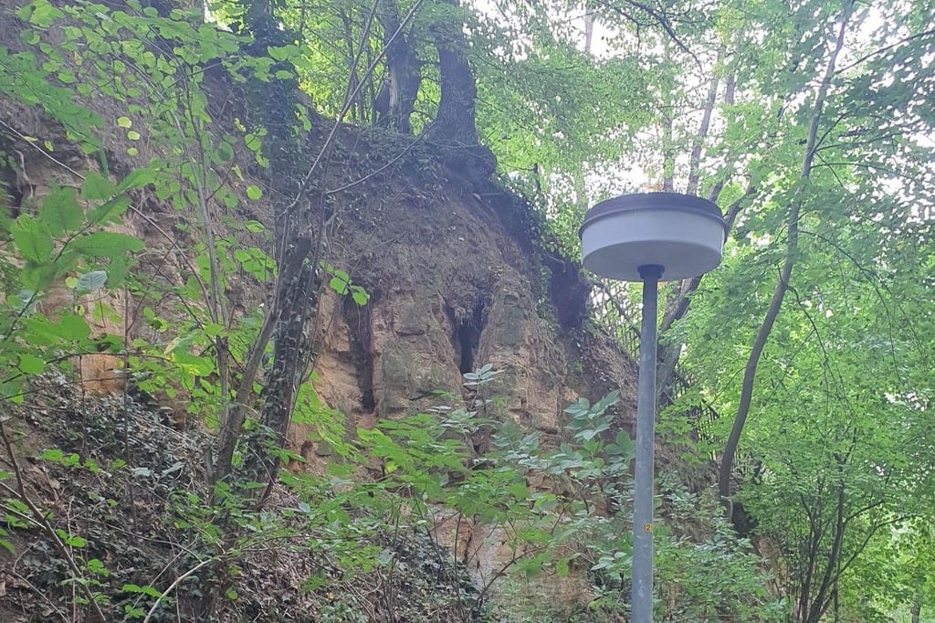 Ein Felsvorsprung droht auf den Fußweg und die Fahrbahn Am Kirchberg in Leißling zu stürzen.