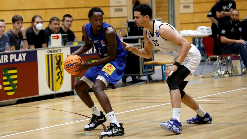 Ein starker Kris Clyburn (l.) reichte dem MBC nicht zum Testspielsieg bei den Niners Chemnitz.