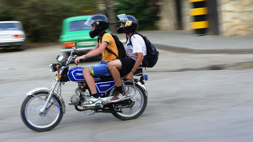 Ein Mopedfahrer und sein Freund sind in Magdeburg im Olvenstedter Graseweg bei einem Unfall gestürzt. Das beobachtete die Polizei und stellte daraufhin nicht nur ein geklautes Moped, sondern gleich mehrere Straftaten fest. Symbolbild: