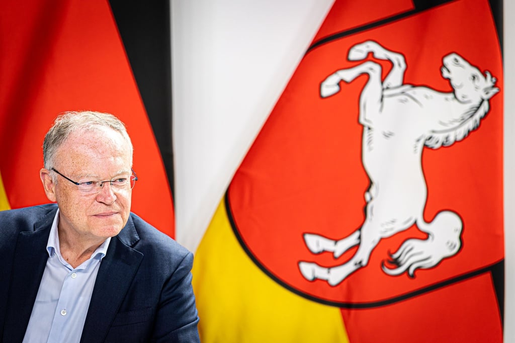 Stephan Weil (SPD), Ministerpräsident von Niedersachsen, sitzt bei einer Veranstaltung.