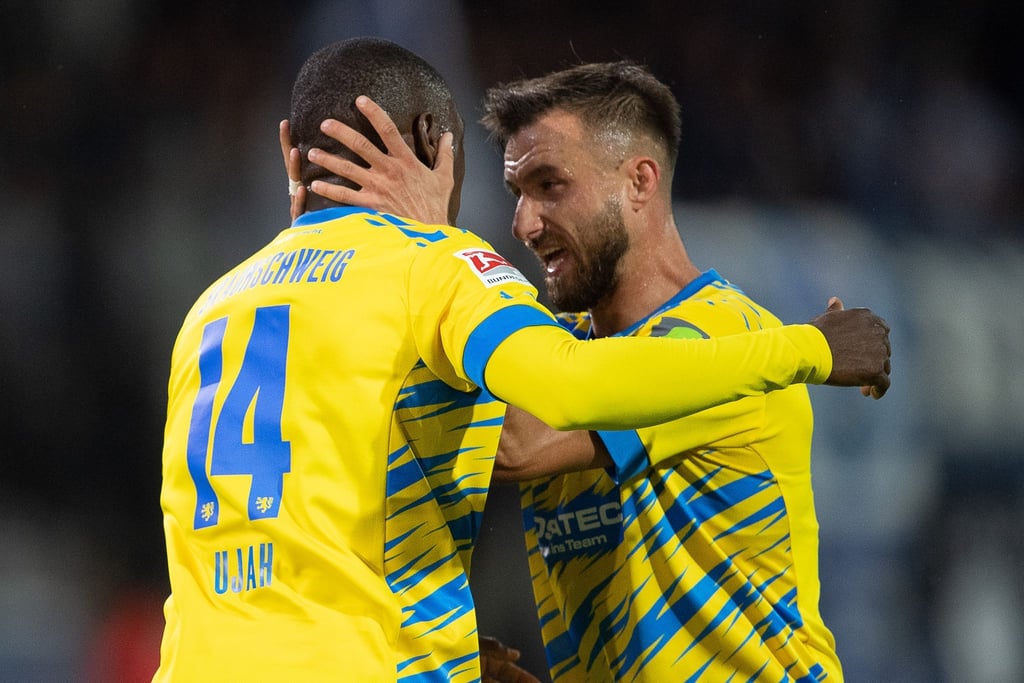 Braunschweigs Anthony Ujah (l) jubelt mit Robin Krauße nach einem Tor.