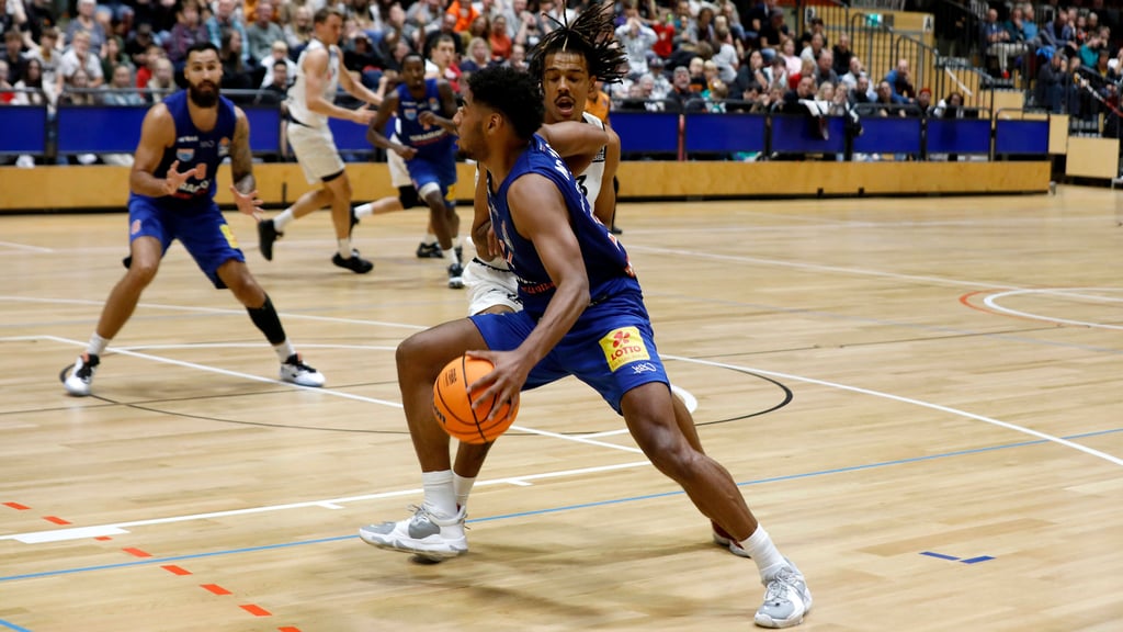 Kostja Mushidi - hier im Spiel gegen Chemnitz am Ball - war beim MBC-Sieg in Ostrow bester Mann.