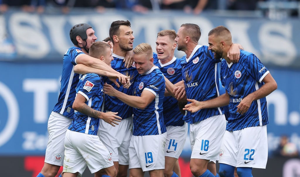 Der Rostocker Lukas Fröde (3vl) jubelt nach der 3:0-Führung mit seinen Teamkollegen.