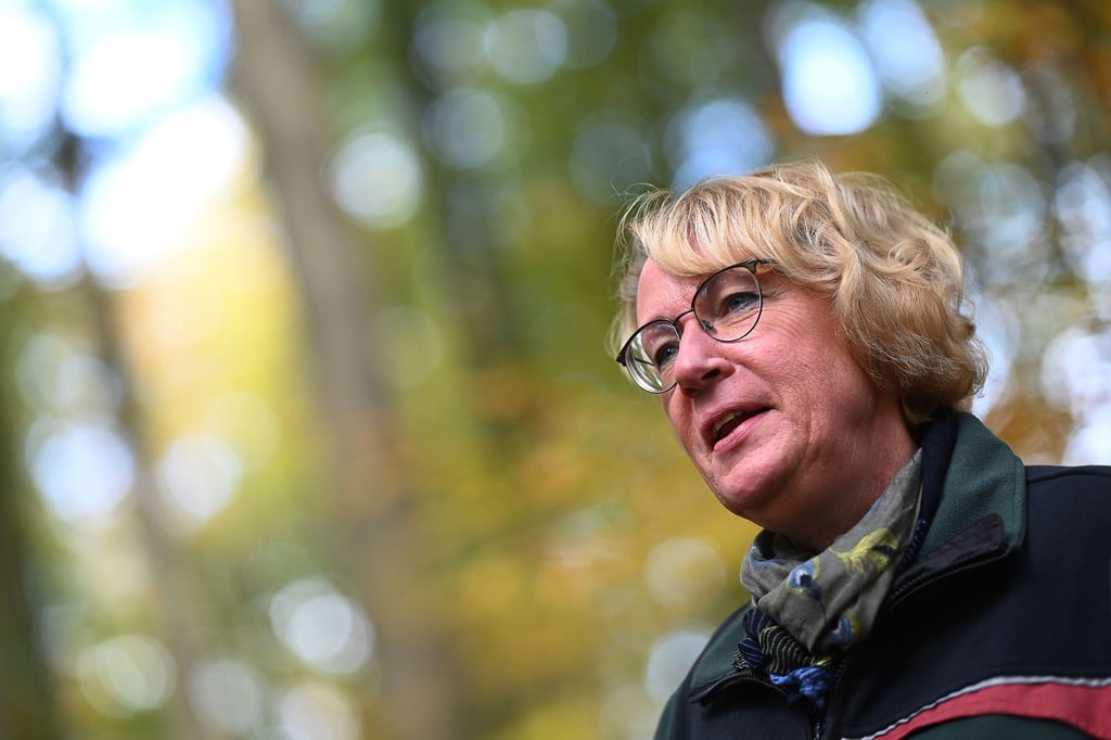 Barbara Otte-Kinast spricht bei einem Rundgang im Wildnisgebiet Solling.