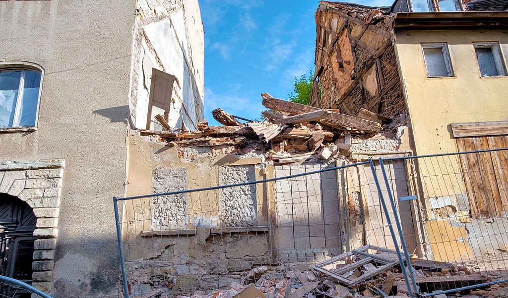 Das Haus Rahnestraße 14 gibt es seit Freitagnacht nicht mehr. Nicht nur Passanten fürchten, dass das Nachbarhaus mit der Nummer 13 (rechts) noch nachrutschen könnte.