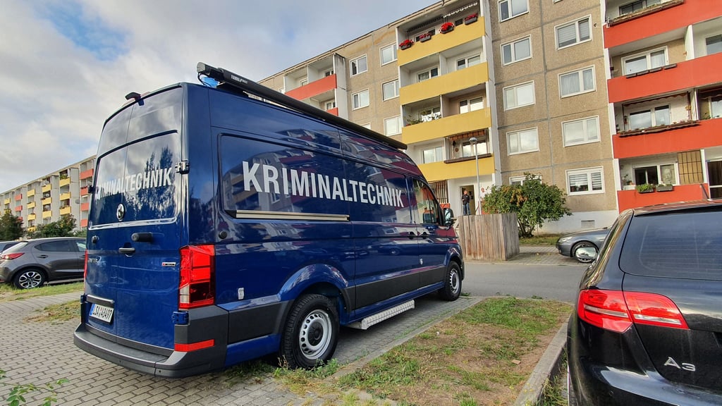 Wurde ein Säugling misshandelt und schwer verletzt? Die Kriminaltechnik vor dem Haus in Halle-Neustadt.