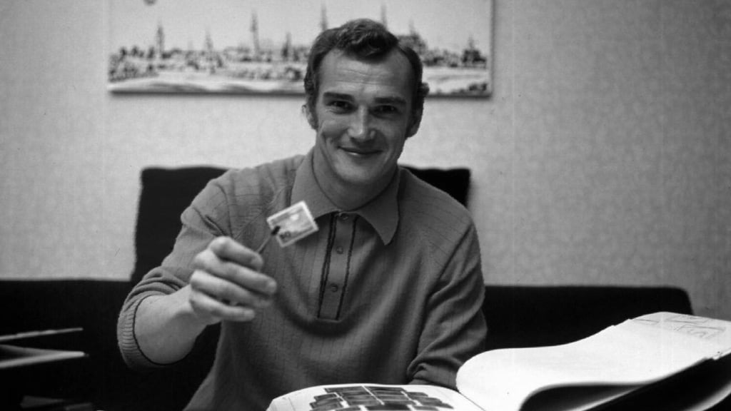 Helmut Stein zeigt hier 1976 als Profi von Carl Zeiss Jena seine Briefmarkensammlung.