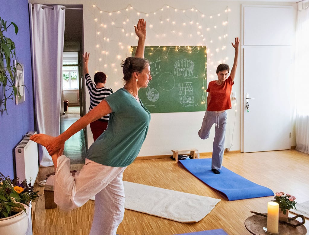 Wandelte sich von der französischen Steinmetzin zur Naumburger Yogalehrerin: Claudia Berger (l.) in ihrer Yoga-Schule in der Fischgasse. Zu dieser gehört längst auch ihre Fachpraxis für Stressbewältigung.