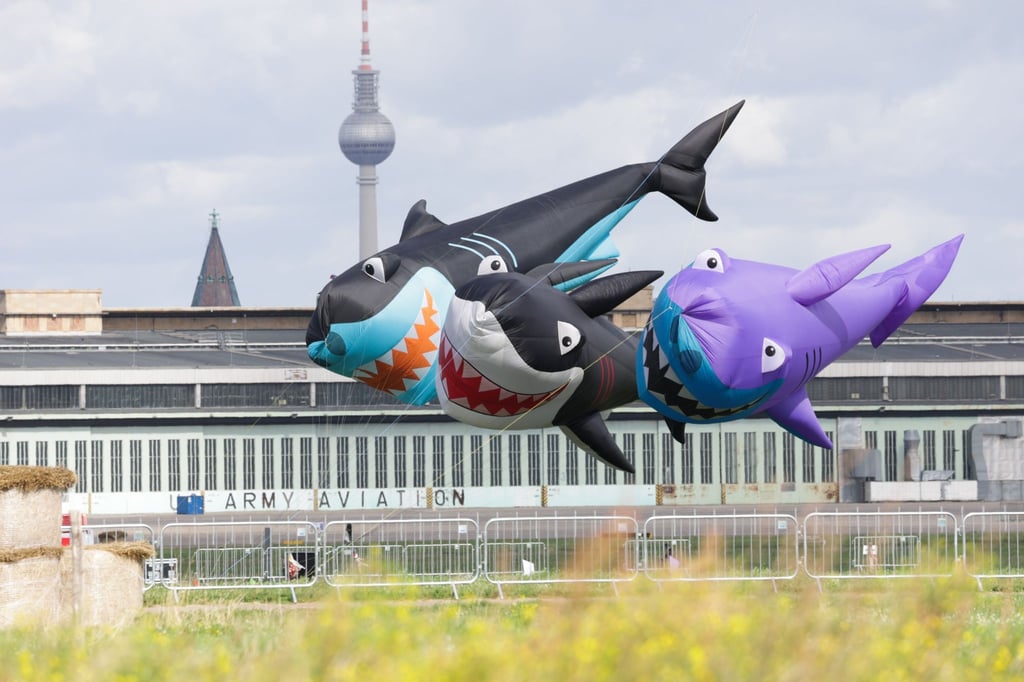 Anlässlich des Festivals der Riesendrachen auf dem Tempelhofer Feld sind bereits einige Riesendrachen in der Luft.