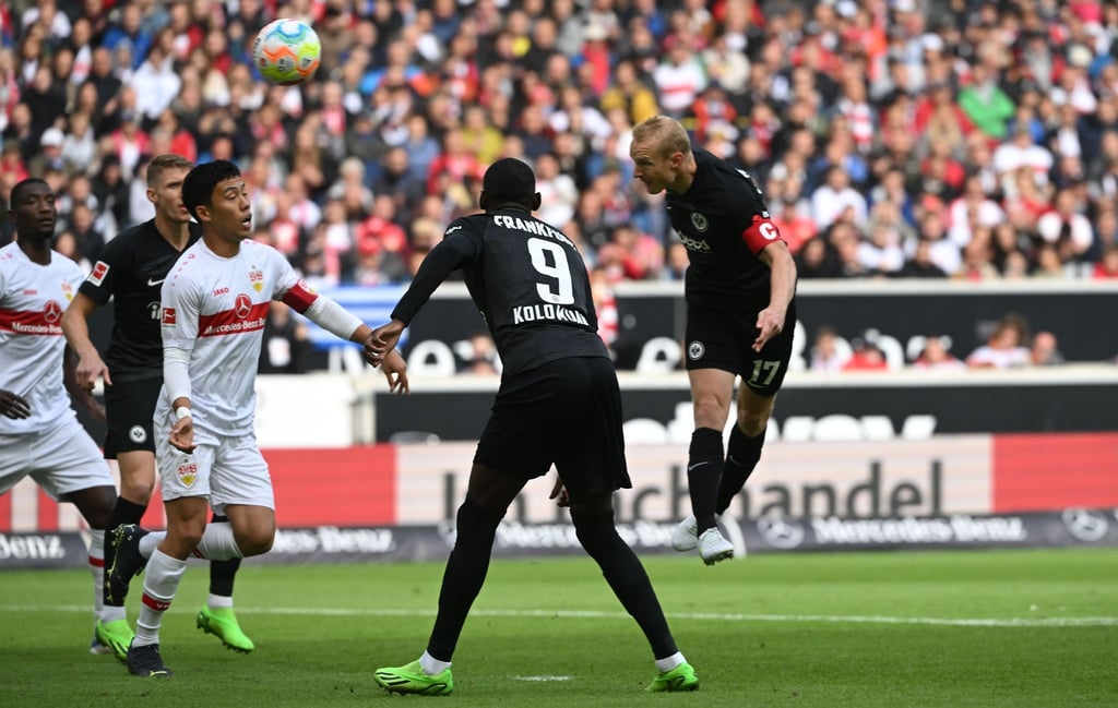 Frankfurts Sebastian Rode (r) sorgt per Kopfball für die 1:0-Führung.