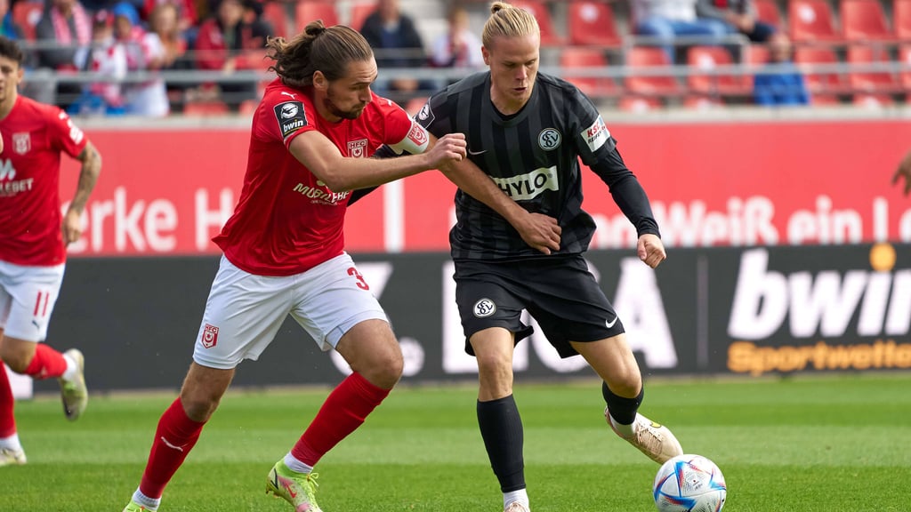 HFC-Kapitän Jonas Nietfeld (l.) im Zweikampf mit Elversberg Thore Jacobsen.