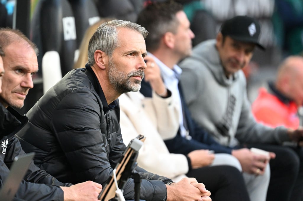 Leipzigs Trainer Marco Rose (2.v.l.) nimmt vor dem Anpfiff auf der Bank Platz.