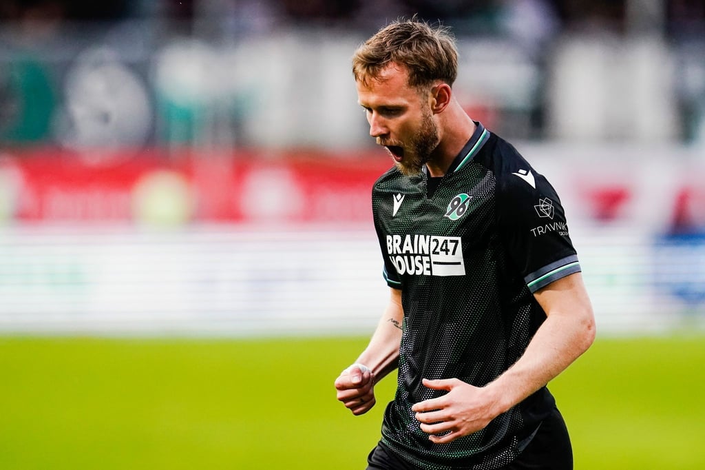 Cedric Teuchert, Hannovers Torschütze zum 1:0 jubelt, feiert seinen Treffer.