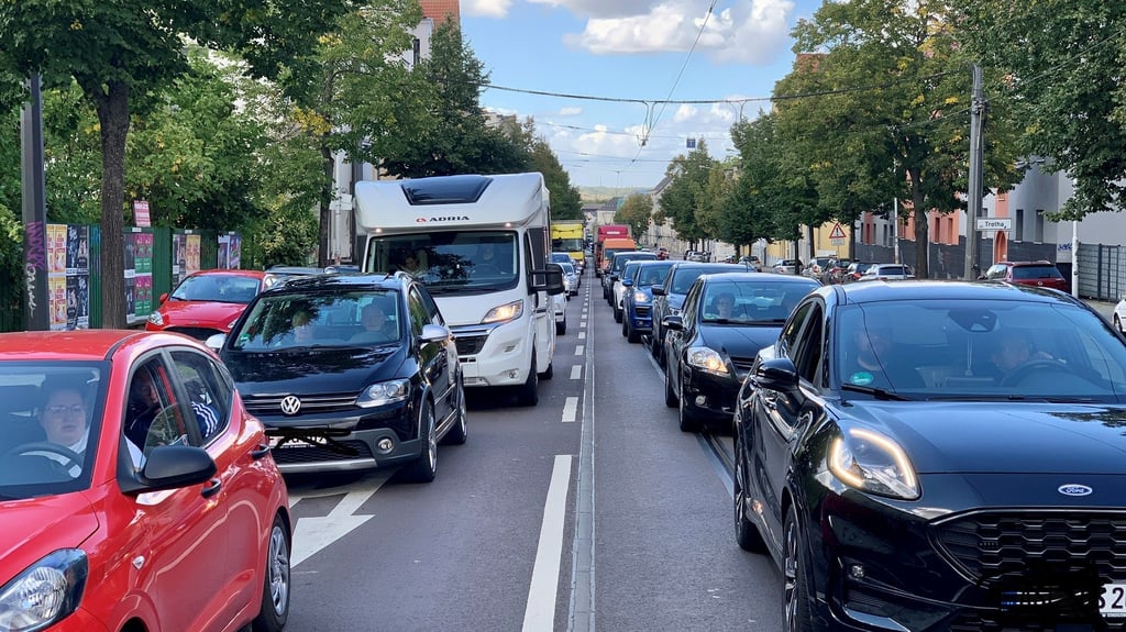 Durch die Vollsperrung der A14 brach der Verkehr auf der Umleitungsstrecke im Norden Halles zusammen.
