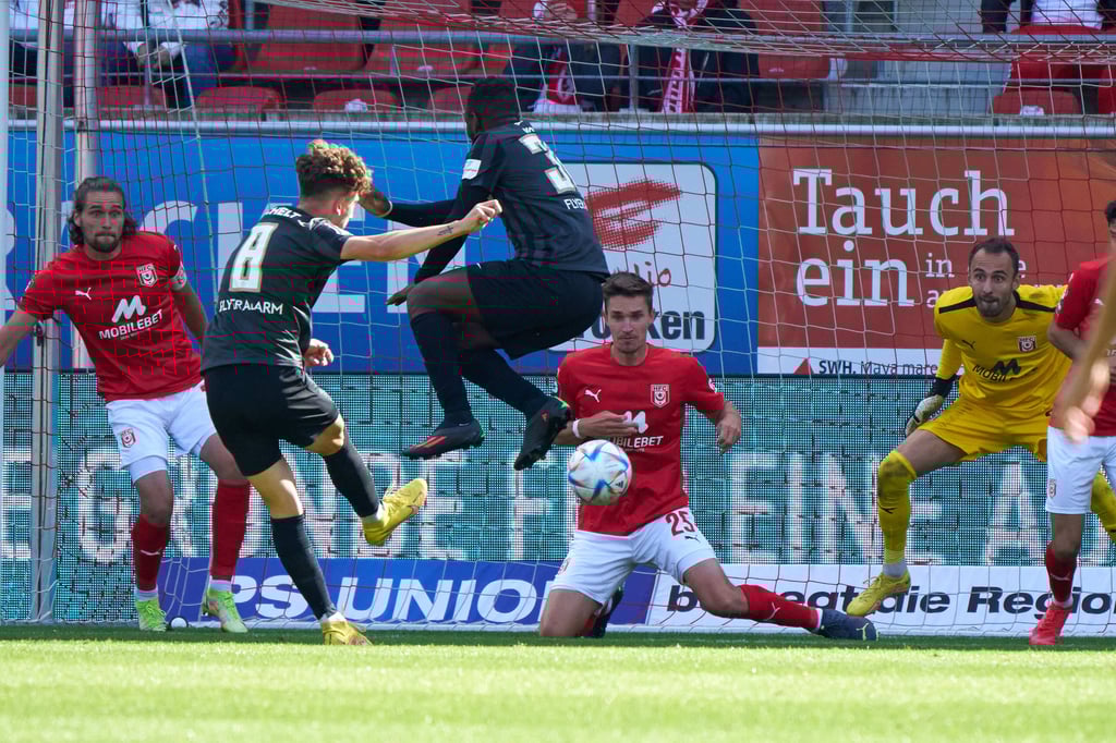Elversbergs Jannik Rochelt trifft in dieser Szene zum 2:1 gegen den HFC.