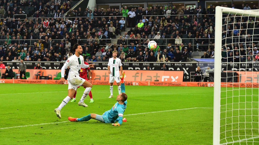 Der Treffer zum 3:0: Gladbachs Bensebaini übrwindet RB-Keeper Gulacsi